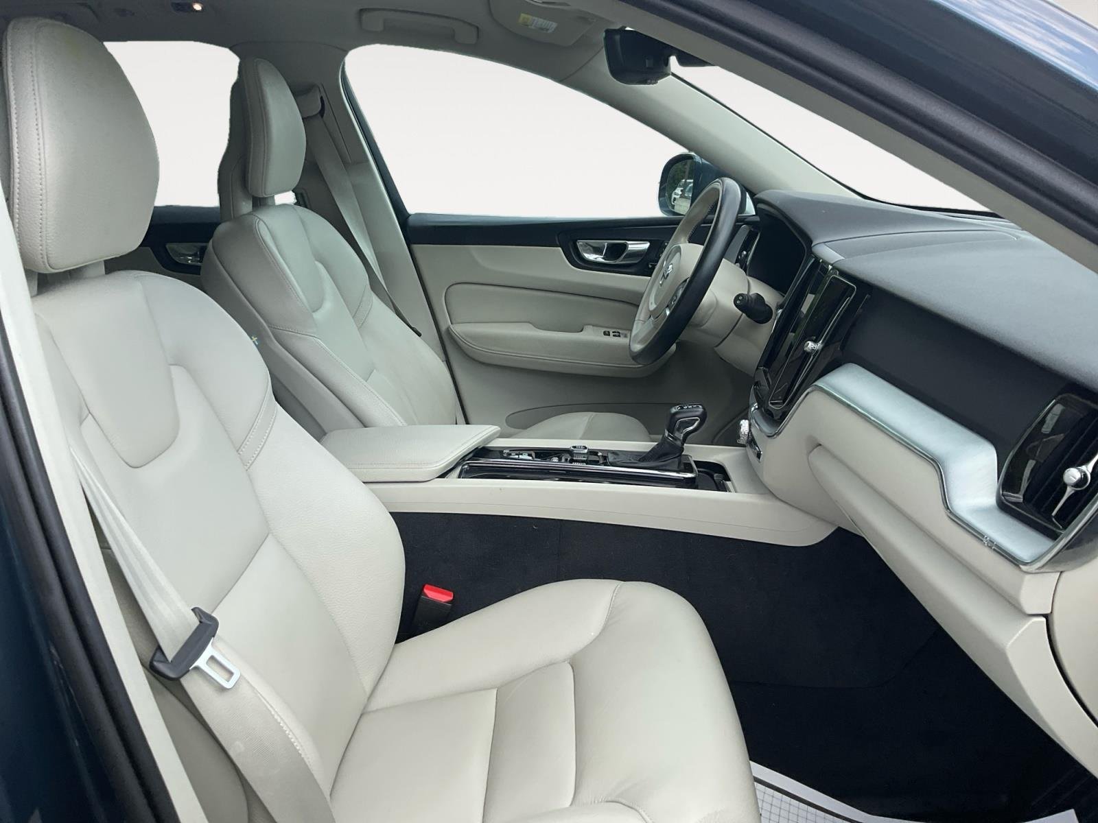 Used 2018  VOLVO T6MOMENTUM image 15