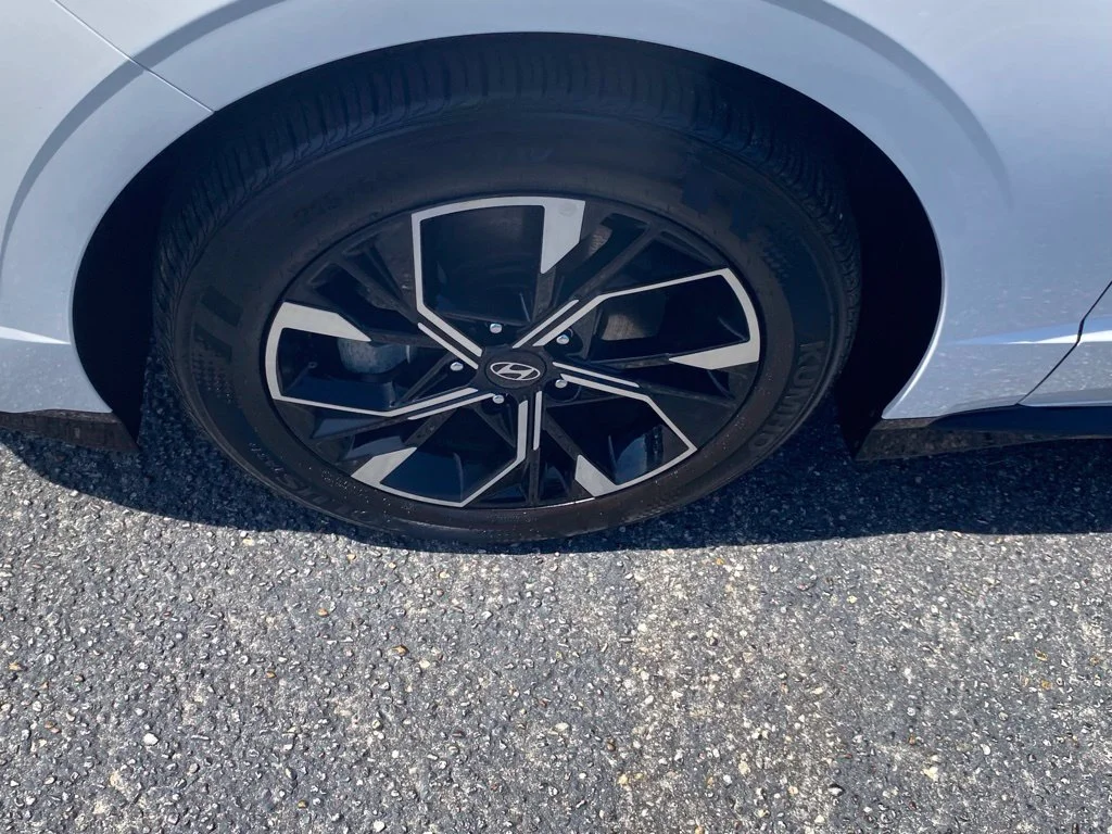 Used 2025 White Hyundai SEL image 17