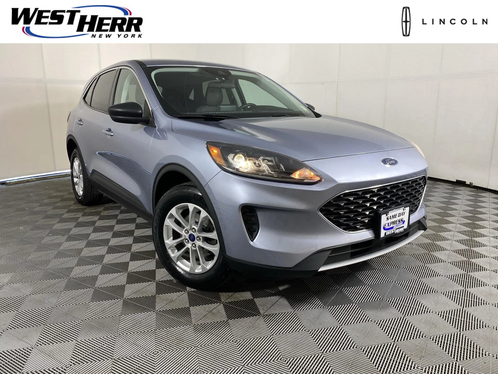 Used 2022 Iced Blue Silver Ford SE image 1
