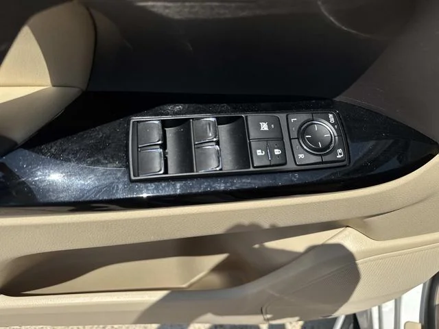 Used 2021 White Lexus 570 image 38