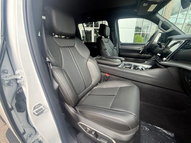 New 2026 Bright White Clear-Coat Exterior Paint Jeep  image 34