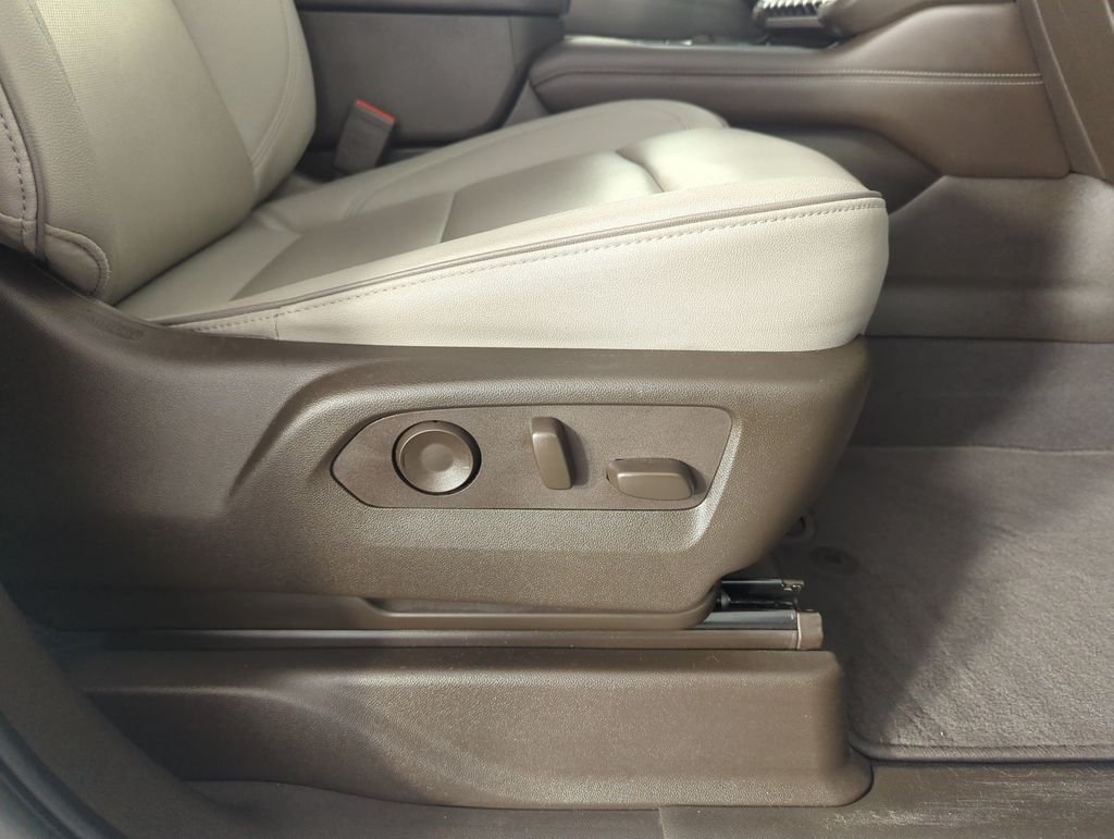 Used 2025 White GMC Elevation image 37