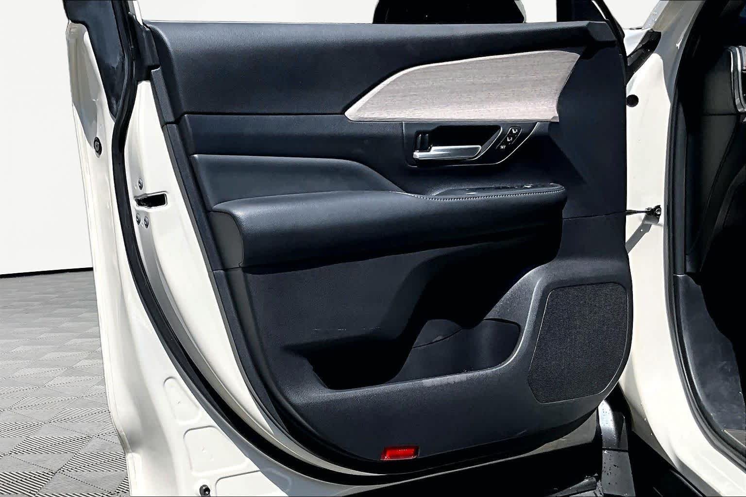 Used 2024 Coastal Cream Toyota Platinum image 22