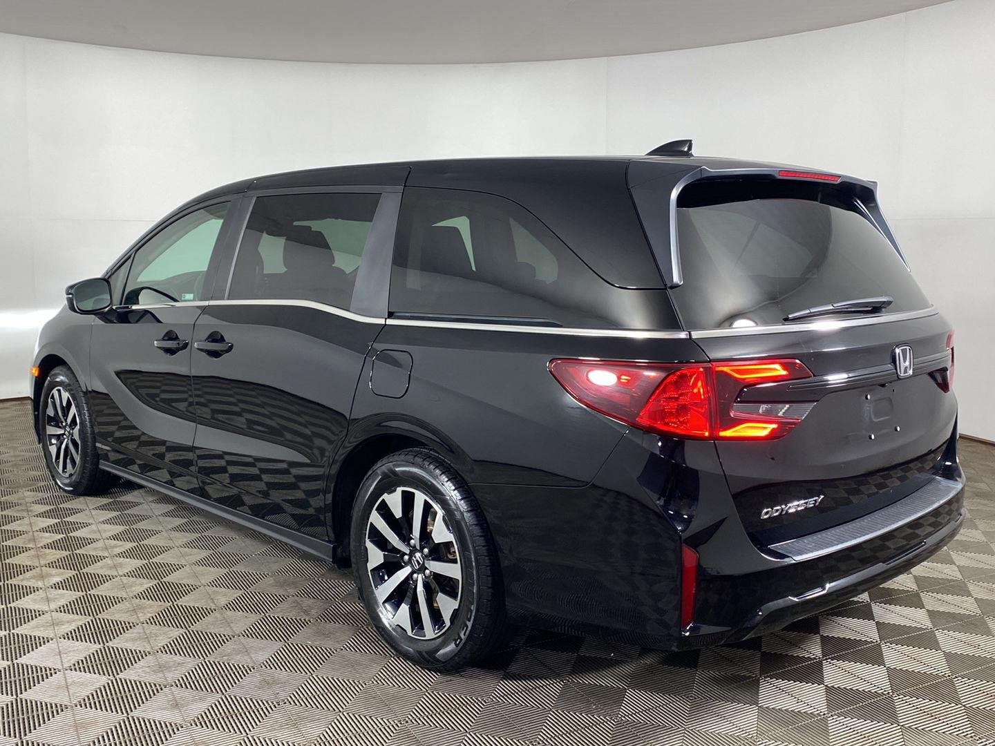 Used 2025  Honda EX-L image 3