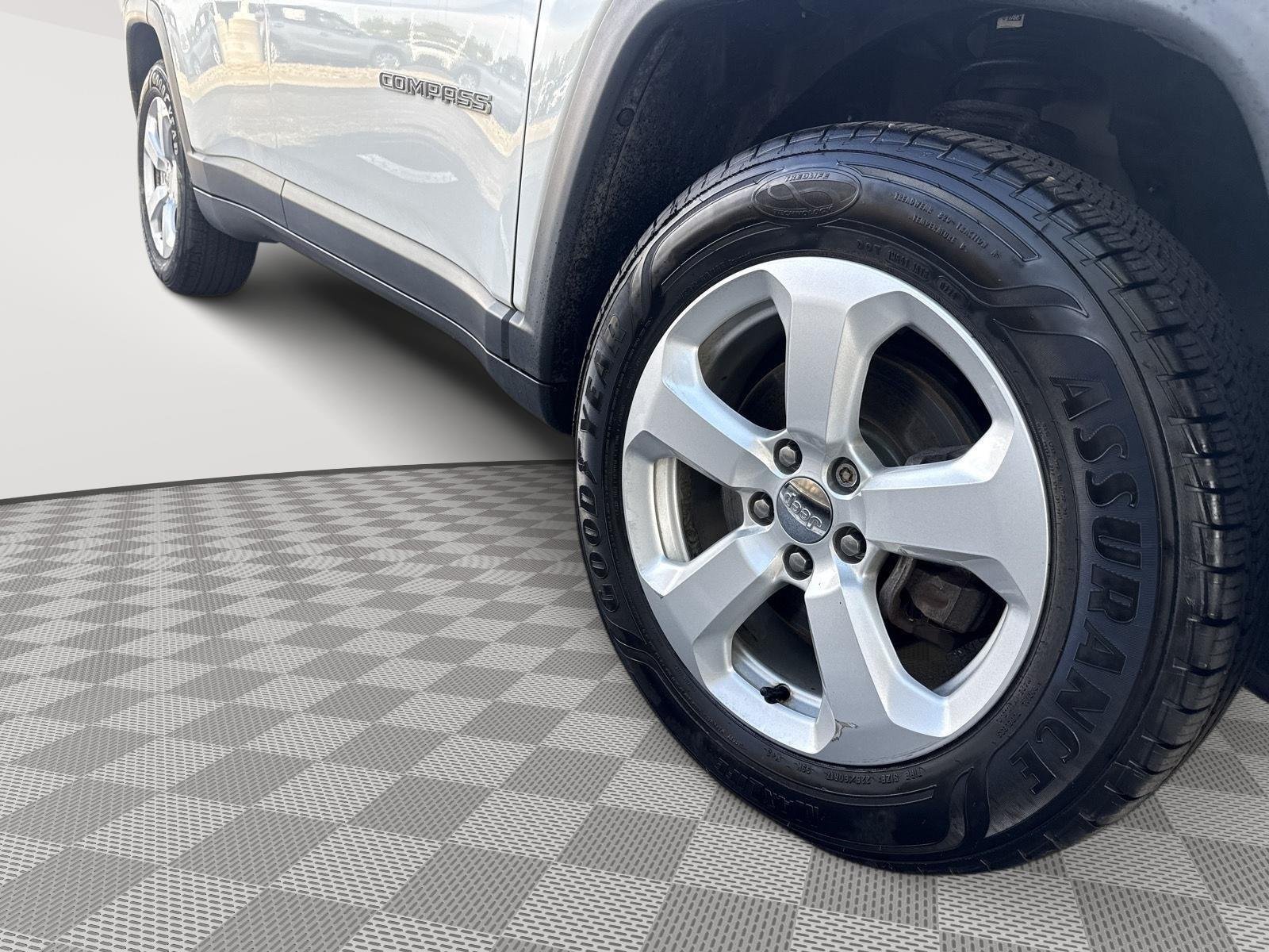 Used 2018 White Clearcoat Jeep Latitude image 11