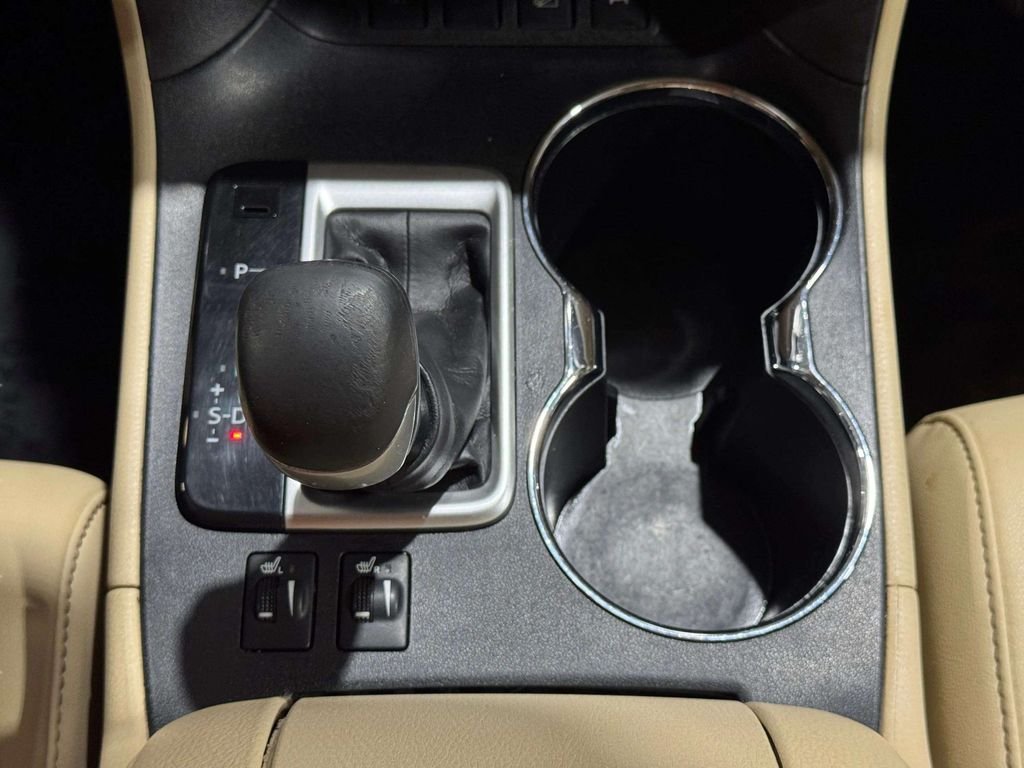 Used 2019 White Toyota XLE image 17