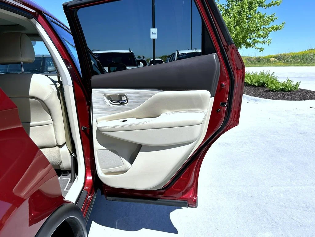 Used 2017 Red Nissan Platinum image 18