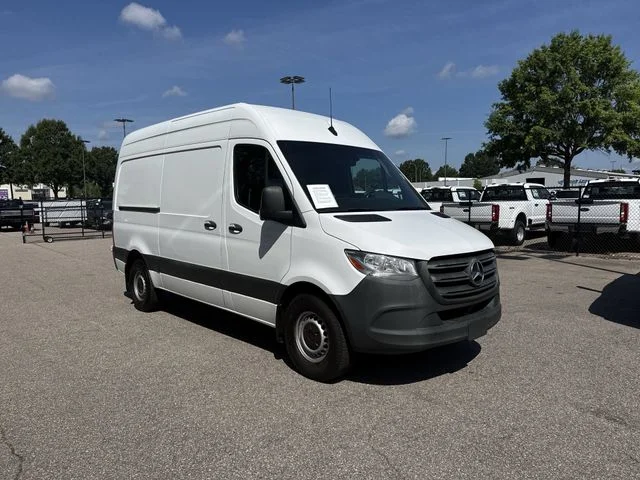Used 2022  Mercedes-Benz Cargo 144 WB image 2