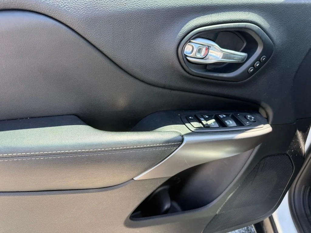 Used 2019 White Jeep Limited image 5