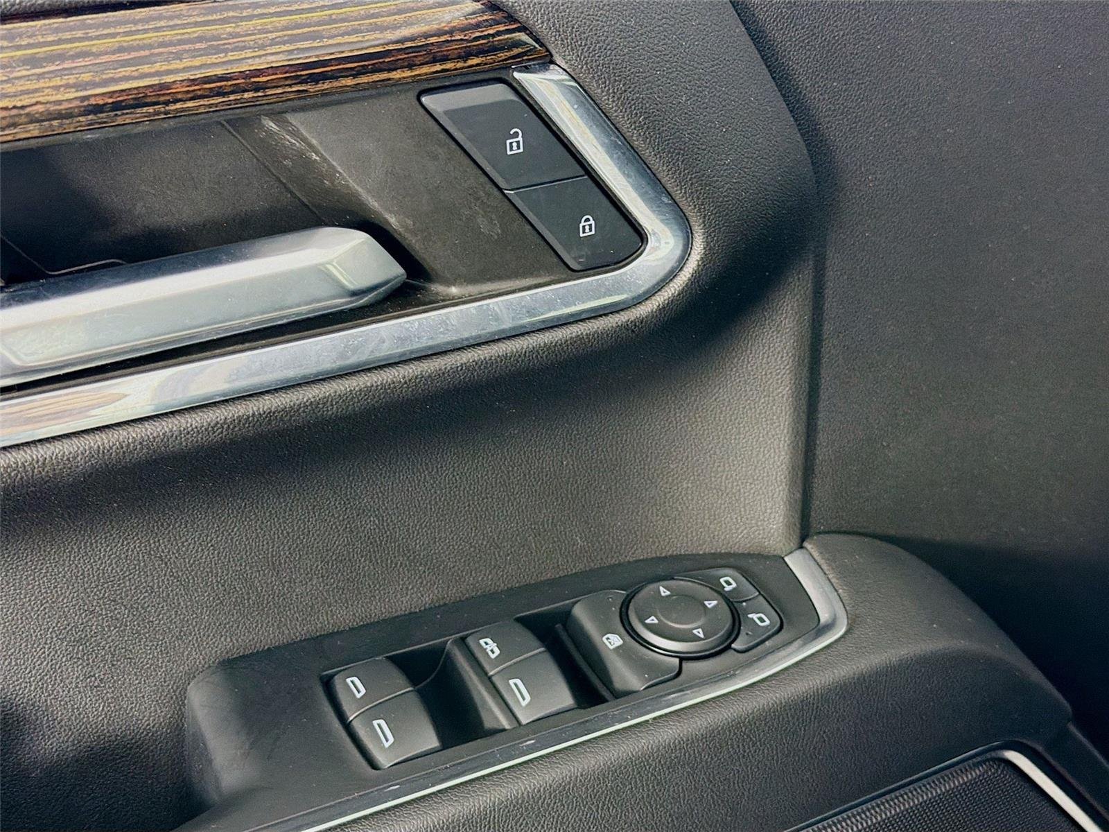 Used 2024 Summit White GMC Elevation image 18