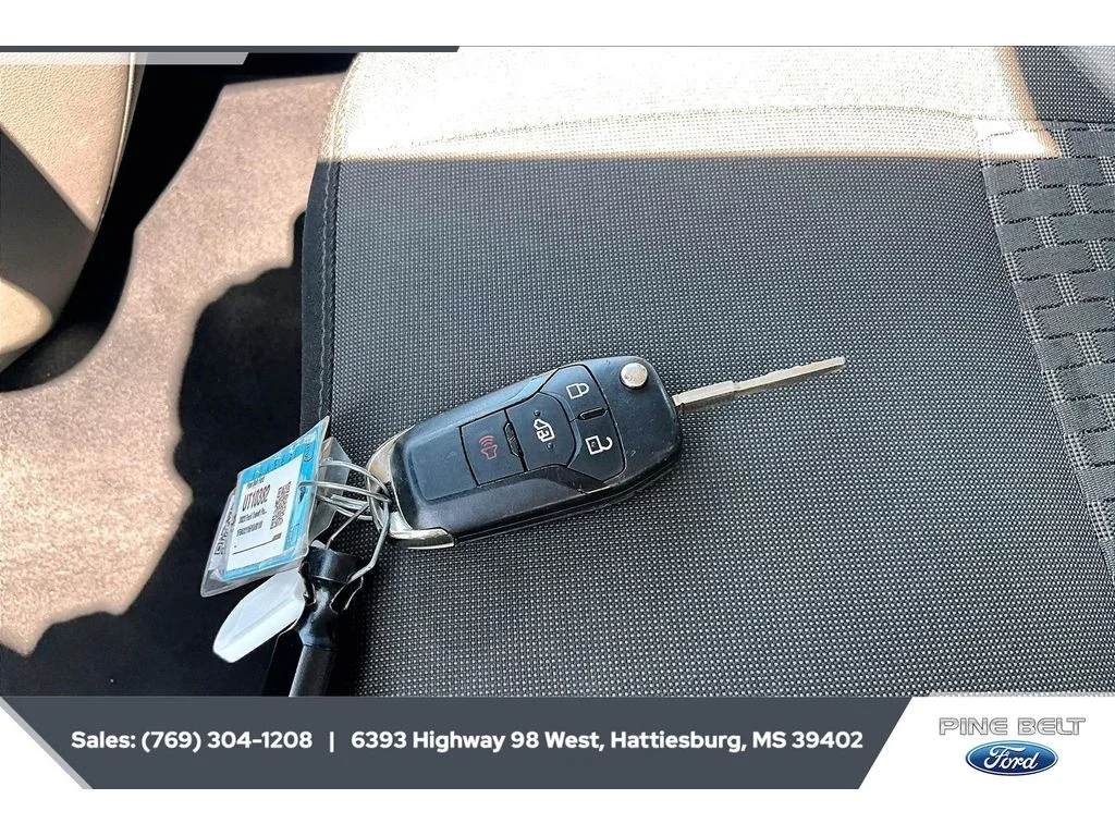 Used 2023 Oxford White Ford XLT image 9
