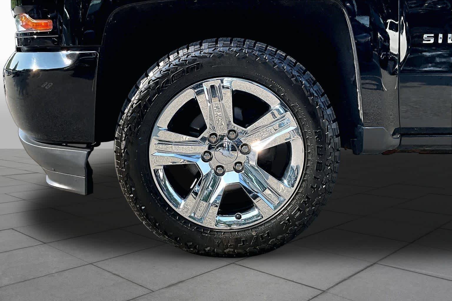 Used 2018 Black Chevrolet Custom image 11