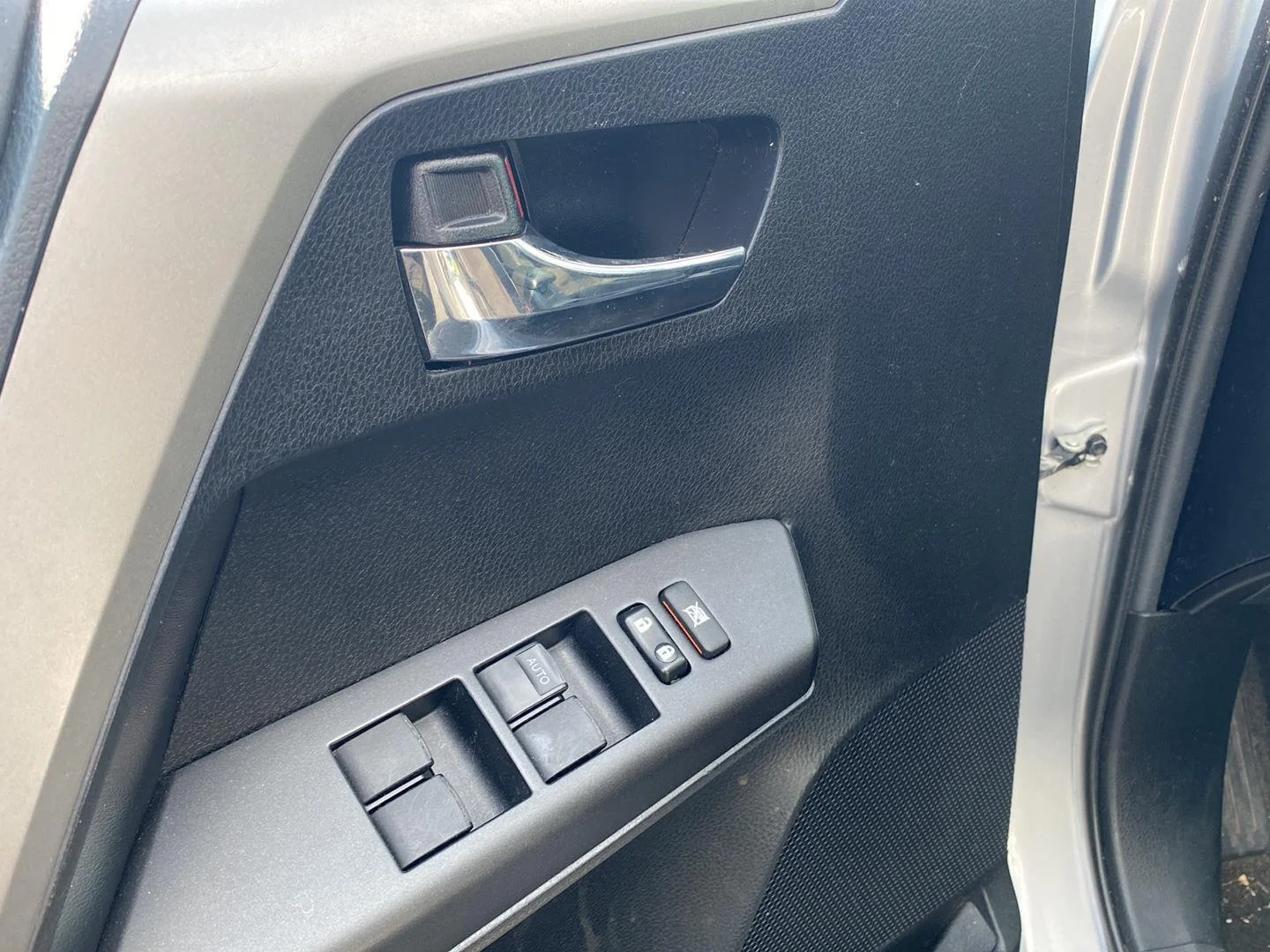 Used 2018 Silver Sky Metallic Toyota XLE image 11