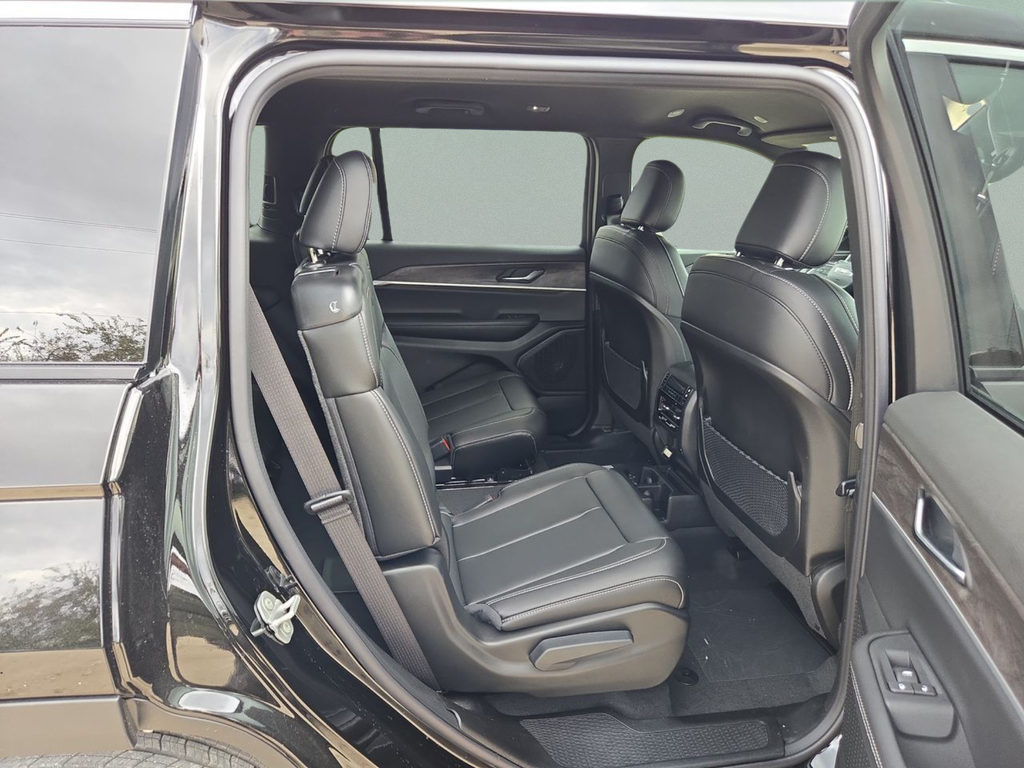 New 2025 Diamond Black Crystal Pearl-Coat Exterior Paint Jeep Limited image 27