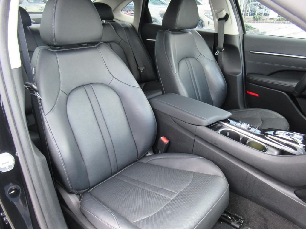 Used 2022 Black Hyundai Limited image 9