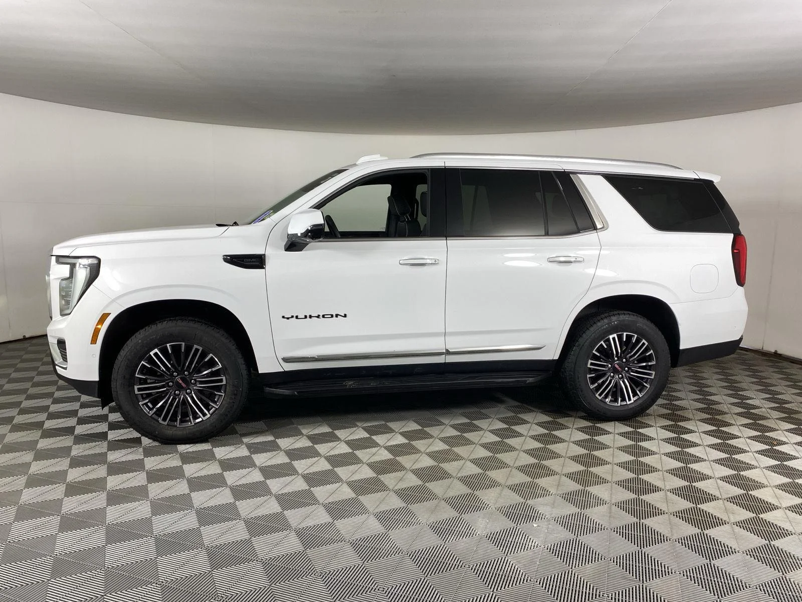 Used 2025 Summit White GMC Elevation image 7