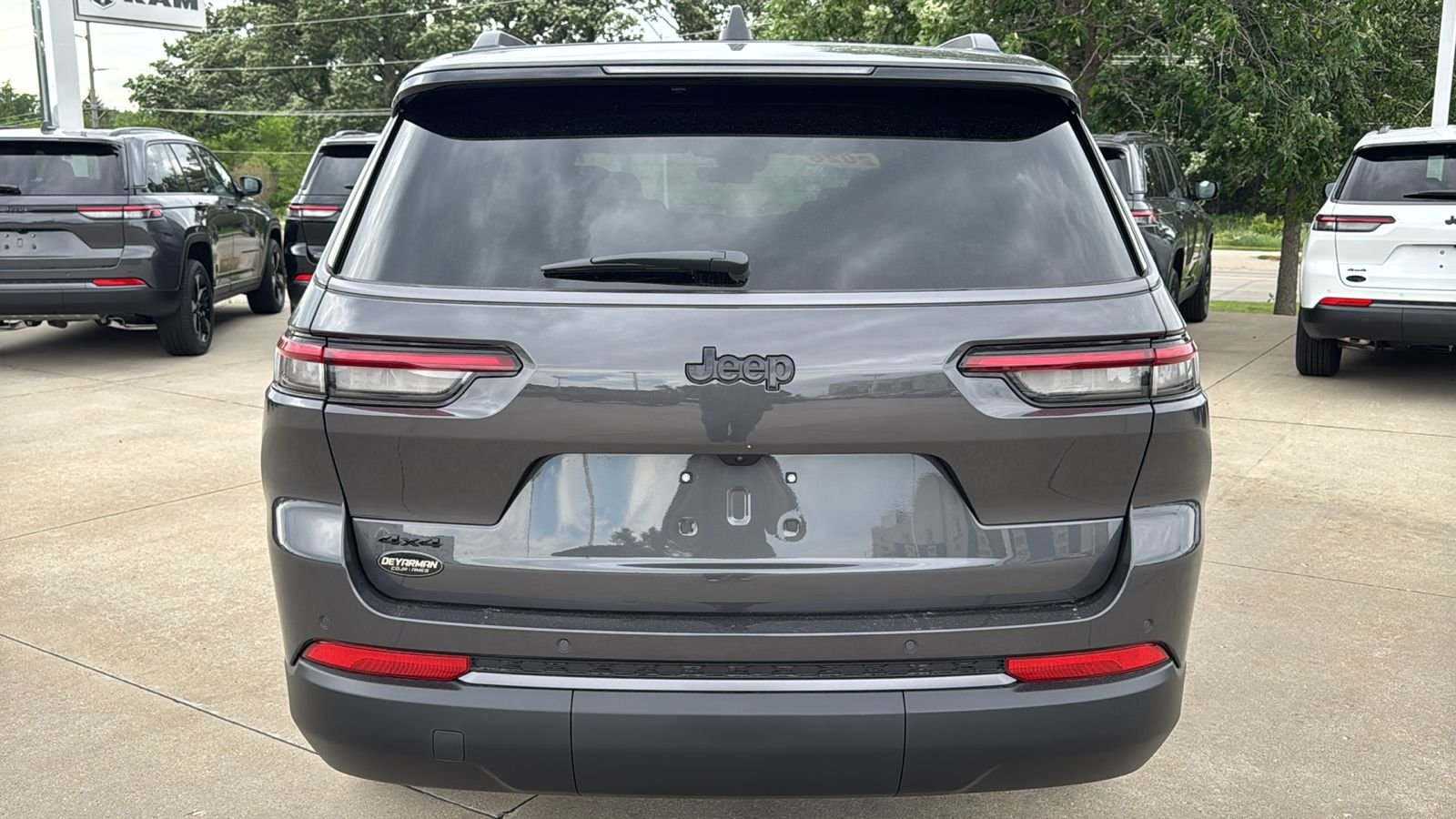 New 2026 Baltic Gray Metallic Clear-Coat Exterior Paint Jeep Altitude image 12