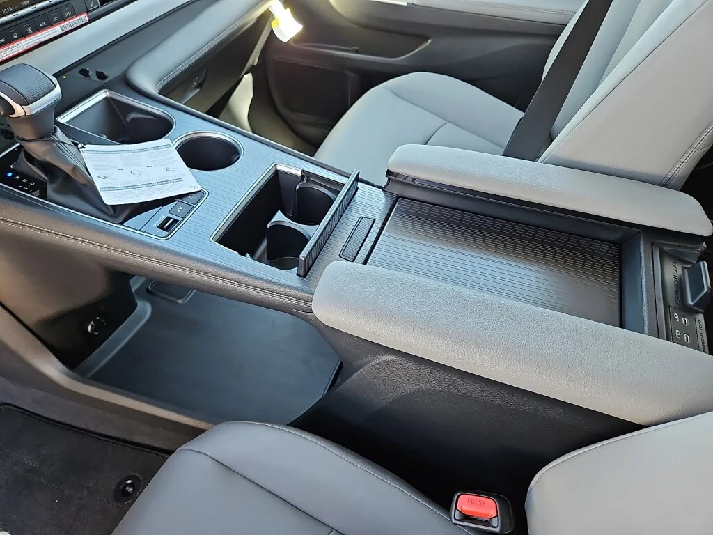 New 2026 Wind Chill Pear Toyota XLE 8 Passenger image 12