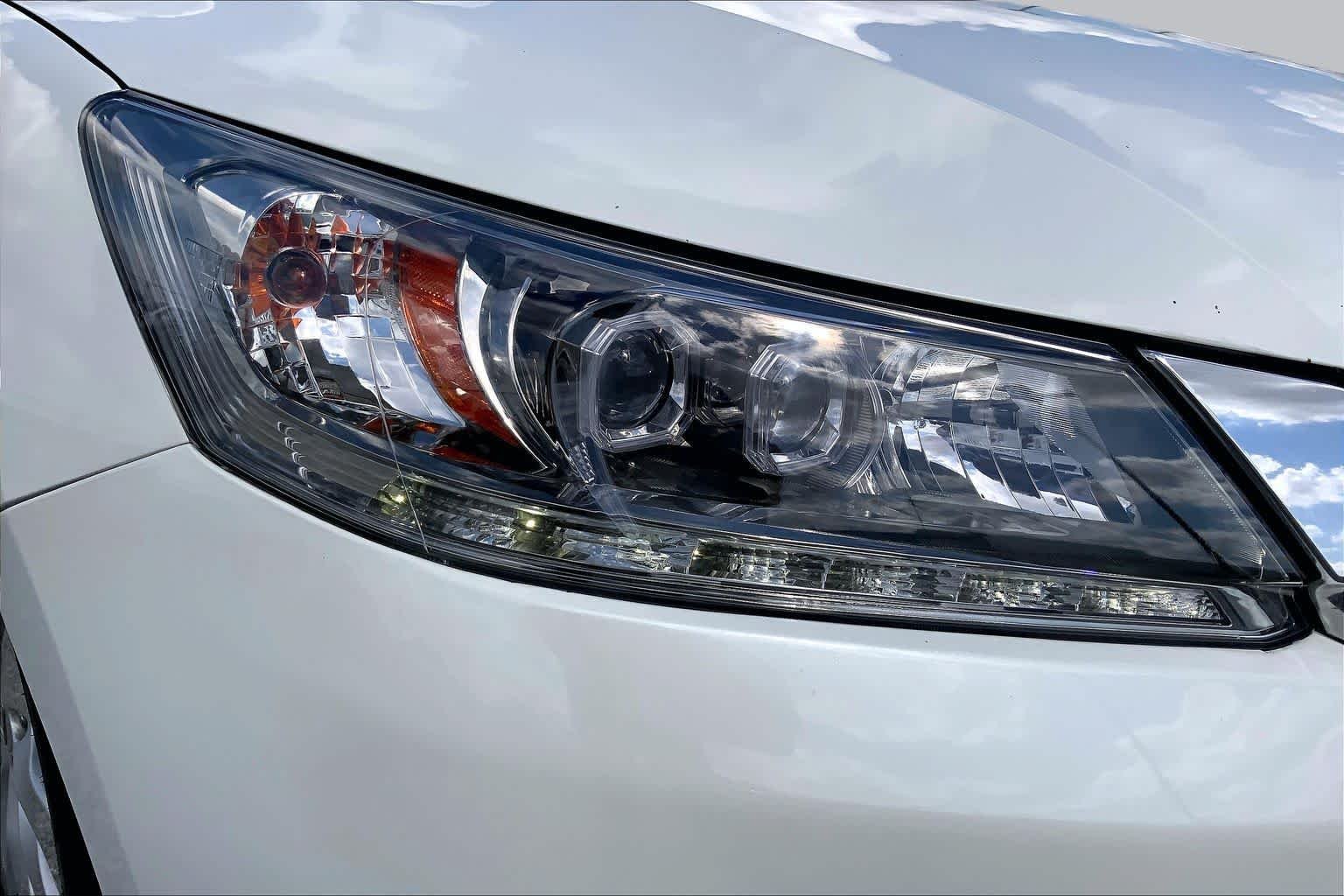 Used 2013 White Orchid Pearl Honda Touring image 27
