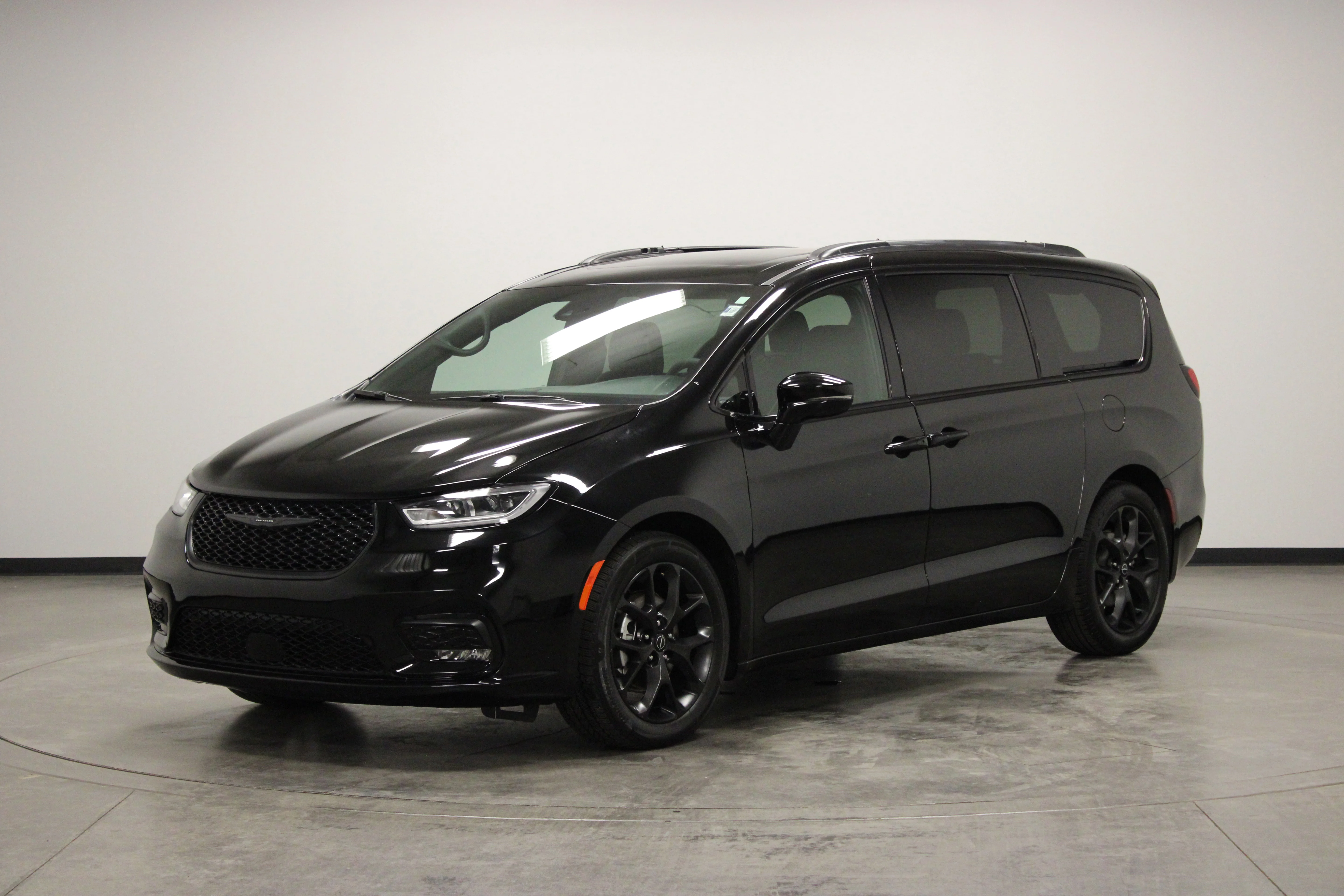 Used 2026 Diamond Black Crystal Pearlcoat Chrysler Limited image 4