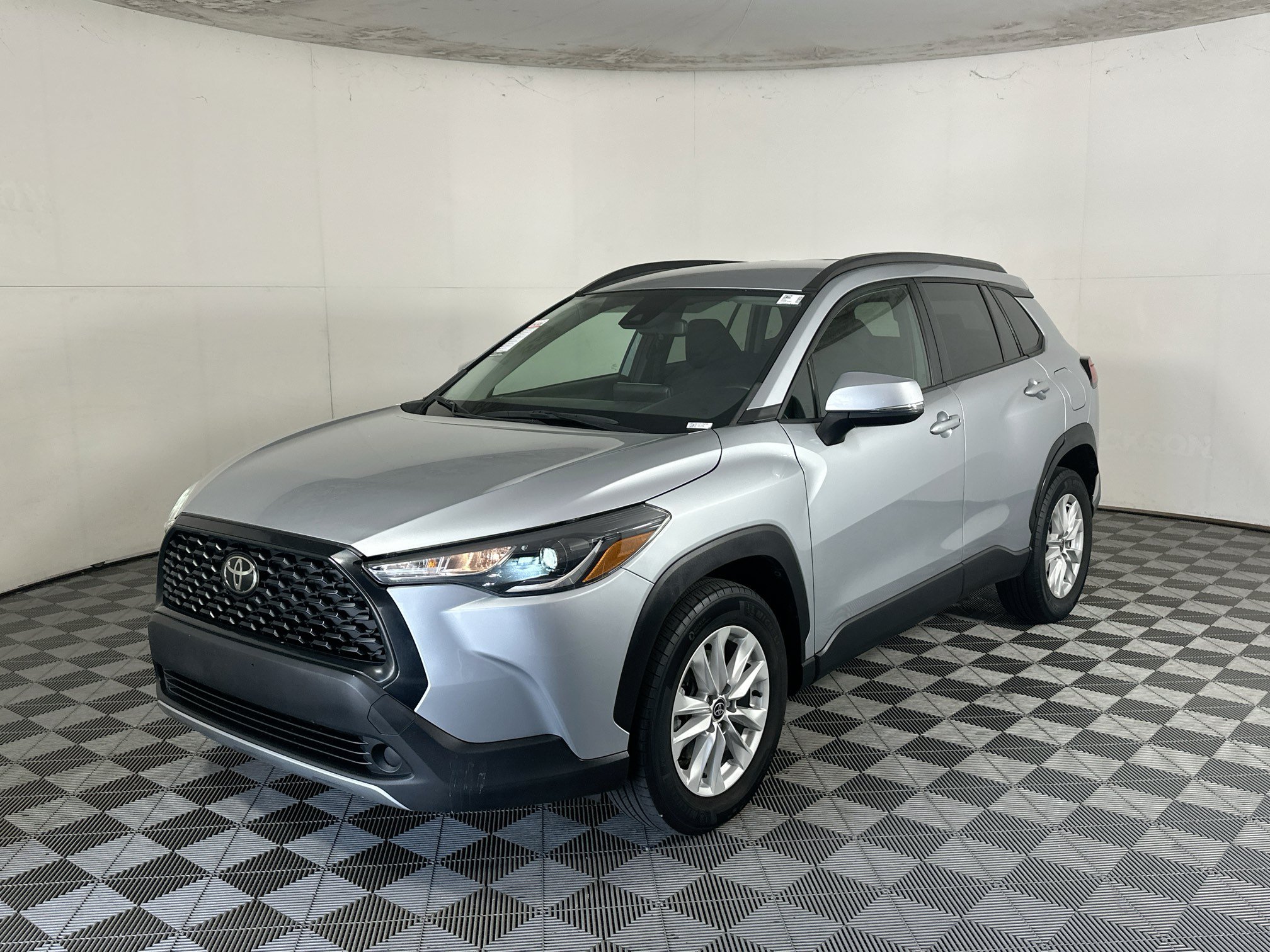 Used 2022 Silver Toyota LE image 7