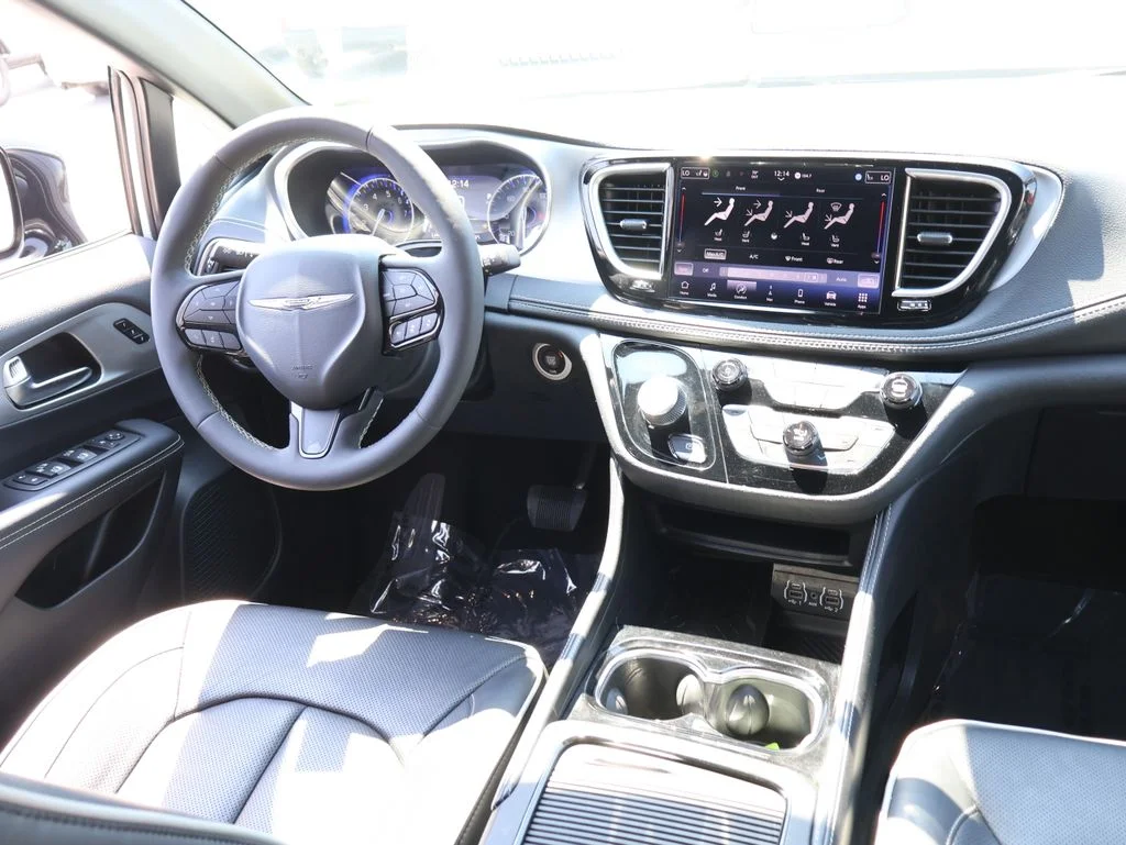Used 2025 White Chrysler Limited image 12