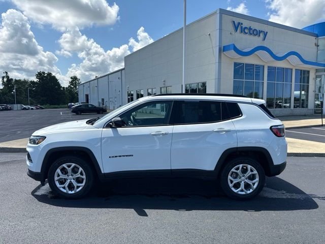 Used 2024 White Jeep Latitude image 8
