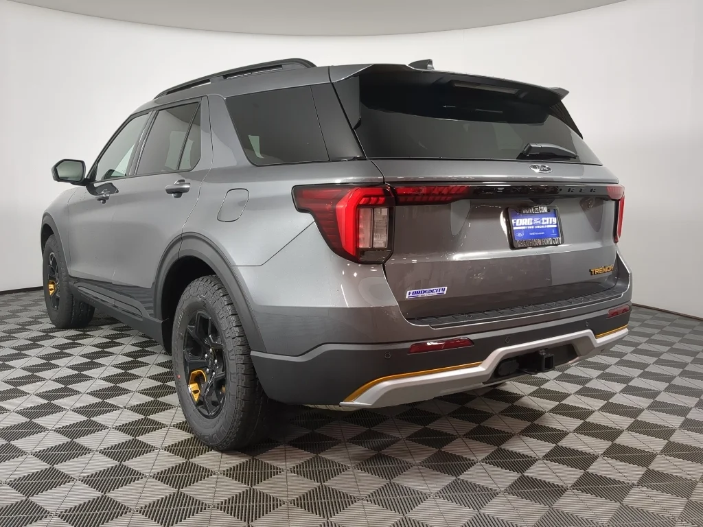 New 2026 CARBONIZED GRAY METALLIC Ford Tremor image 6