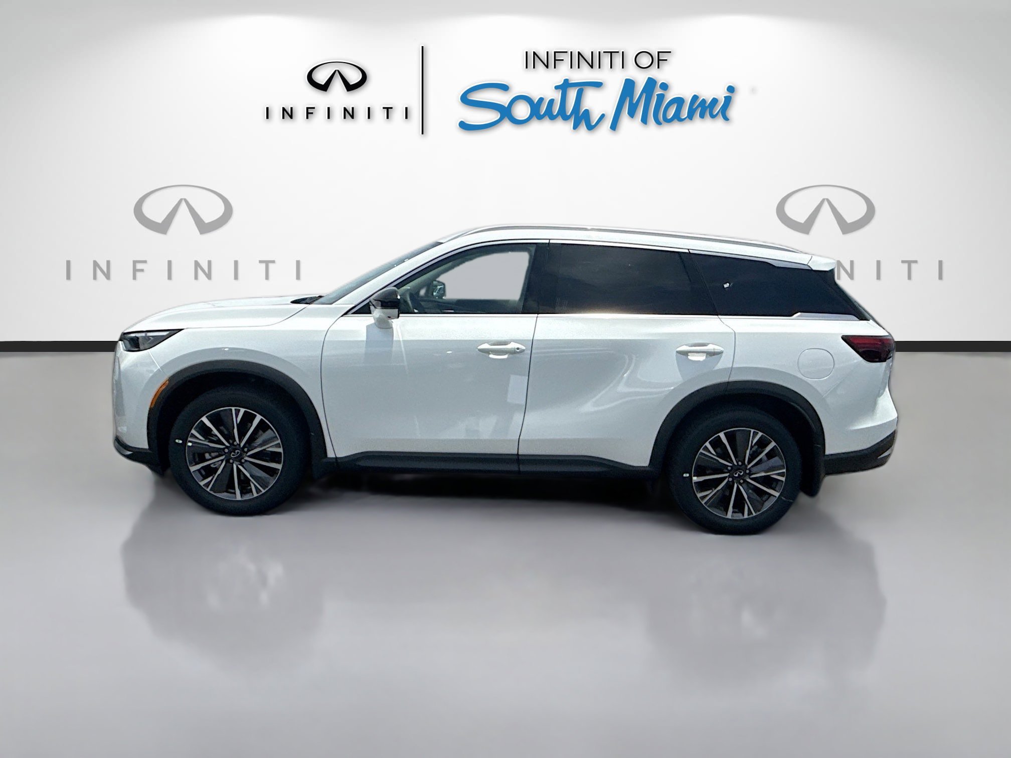 New 2027 RADIANT WHITE INFINITI Luxe FWD image 3