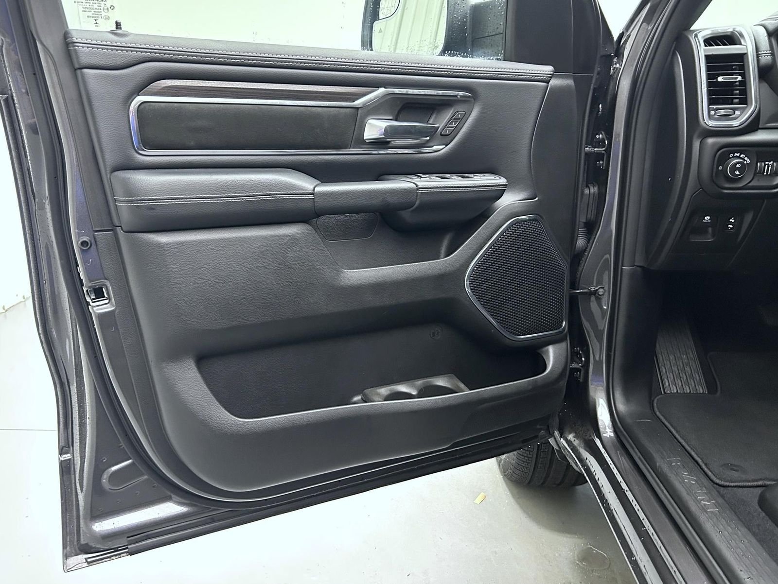 New 2026 Granite Crystal Metallic Clear-Coat Exterior Paint RAM Laramie image 9