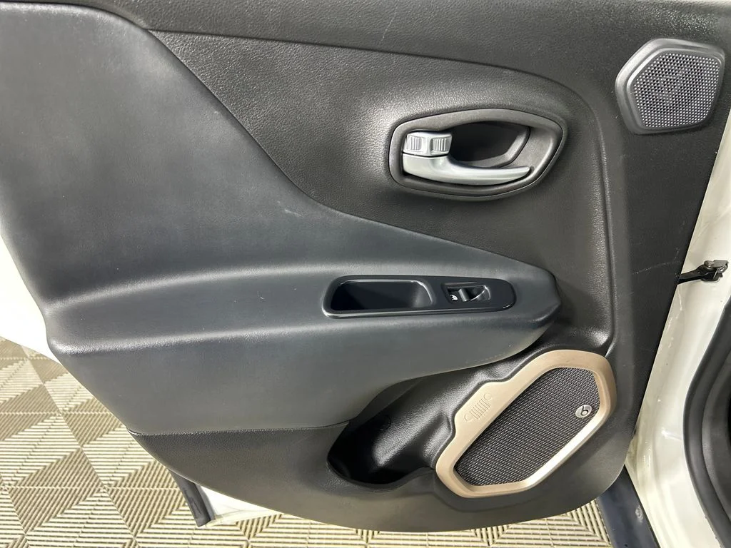 Used 2017 White Jeep Trailhawk image 17