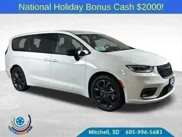 2026 Chrysler Pacifica Select's photo
