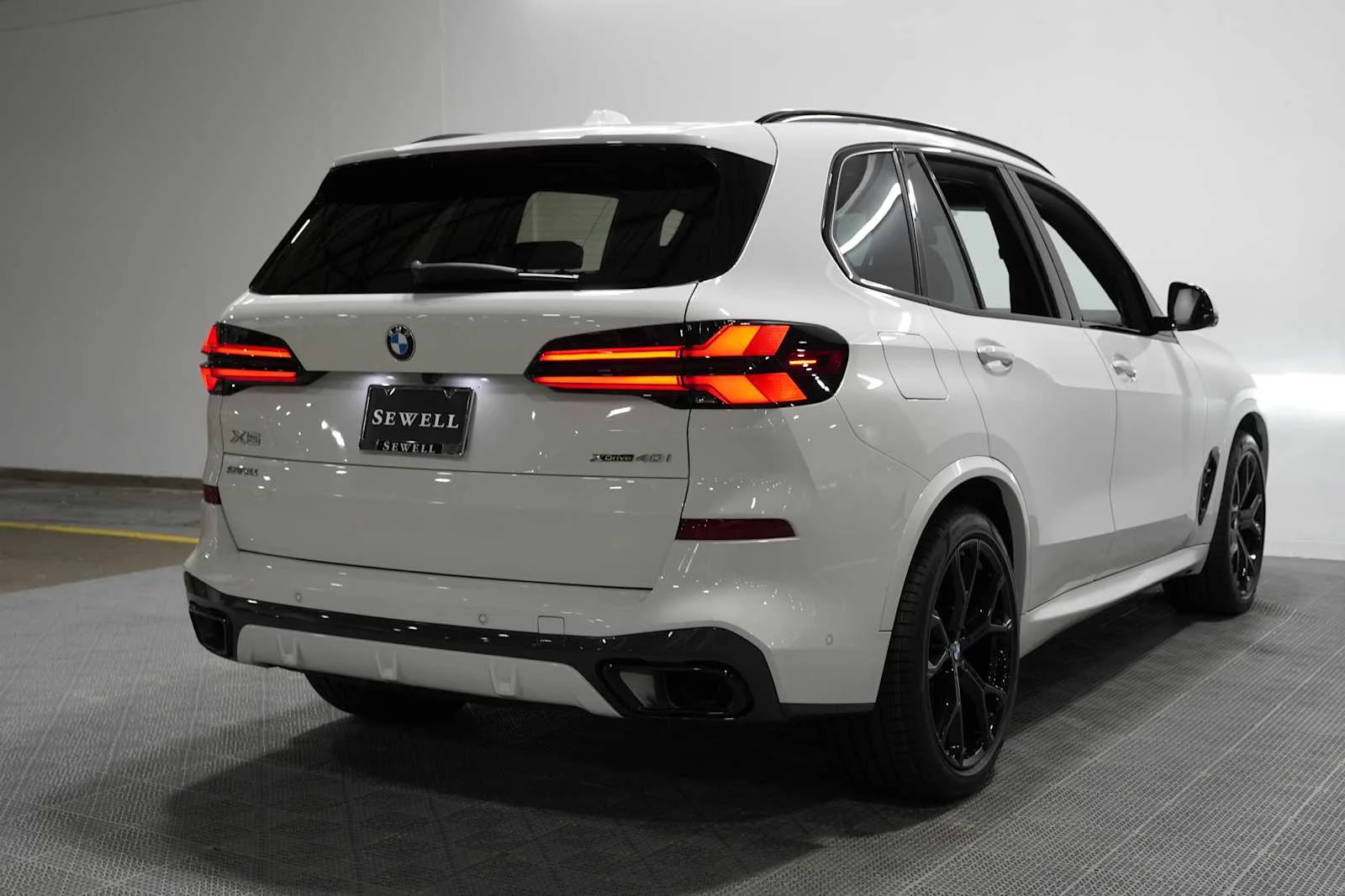 Certified Used 2024 Alpine White BMW xDrive40i image 4
