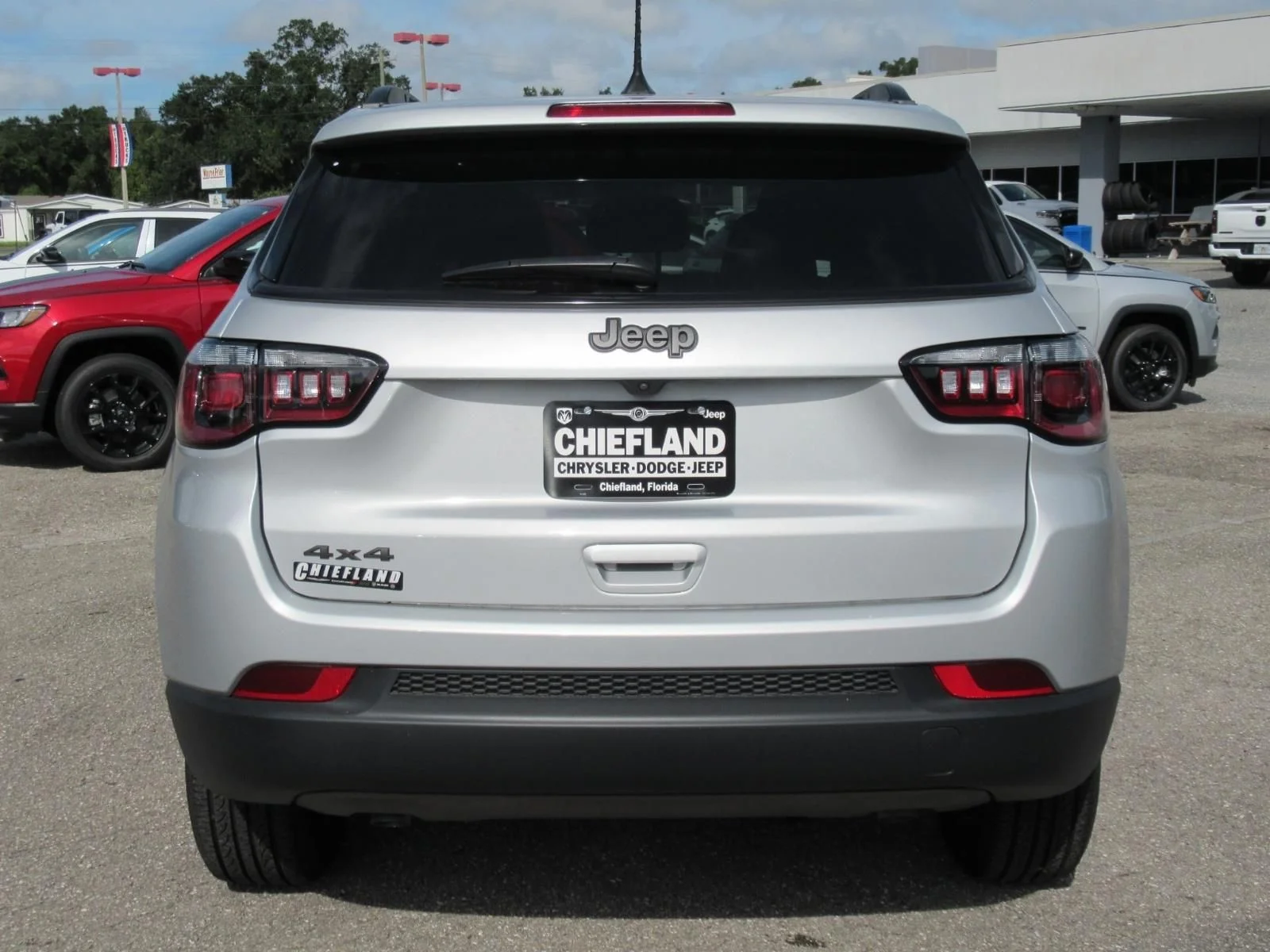 New 2026 Silver Zynith Metallic Clear-Coat Exterior Paint Jeep Latitude image 6