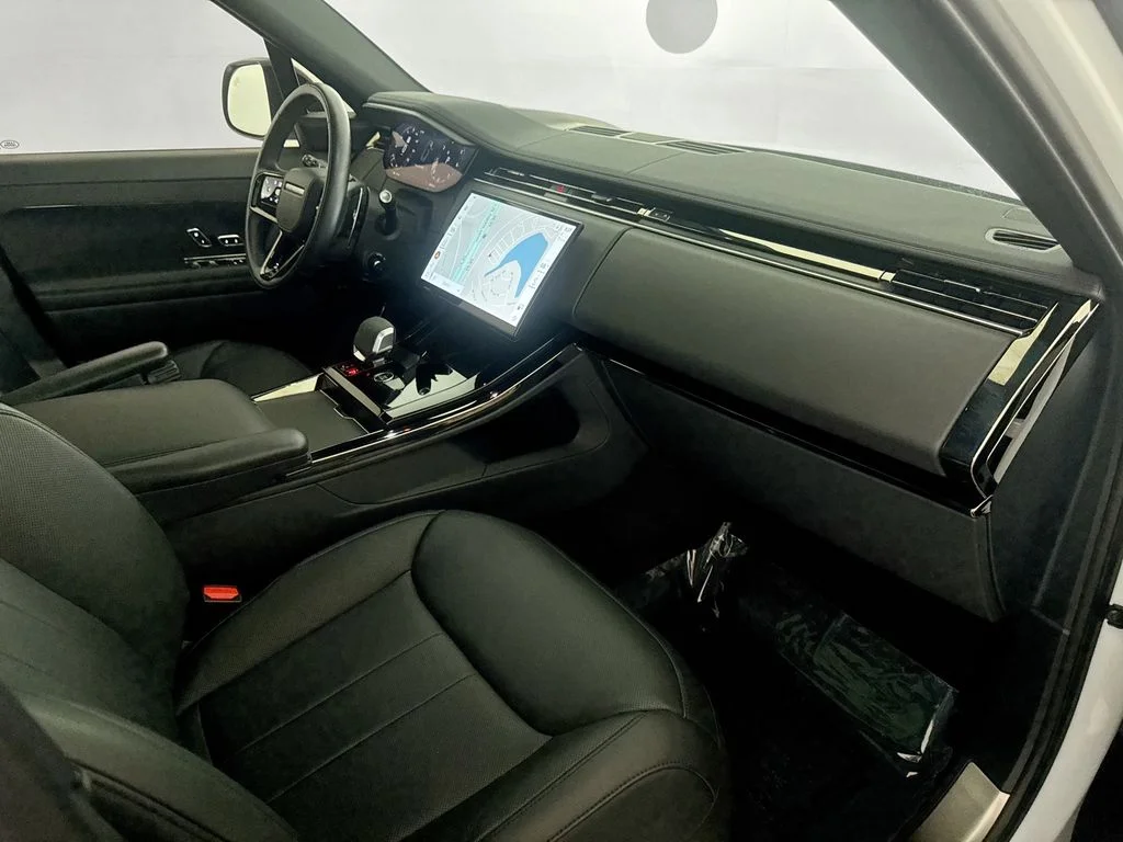 Used 2024 White Land Rover Dynamic SE image 30