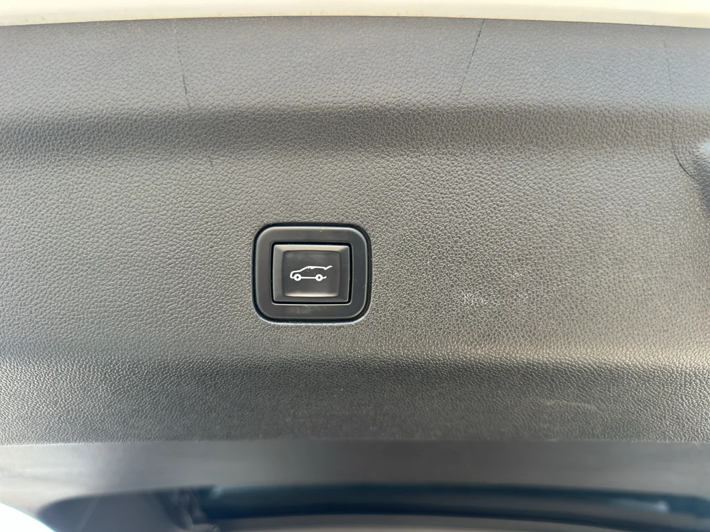 Used 2021 White Frost Tricoat GMC Denali image 25