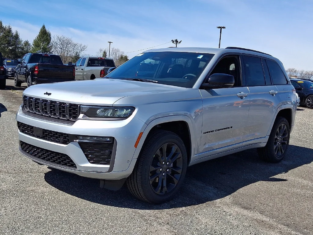 New 2026 Silver Zynith Exterior Paint Jeep Limited Reserve image 4