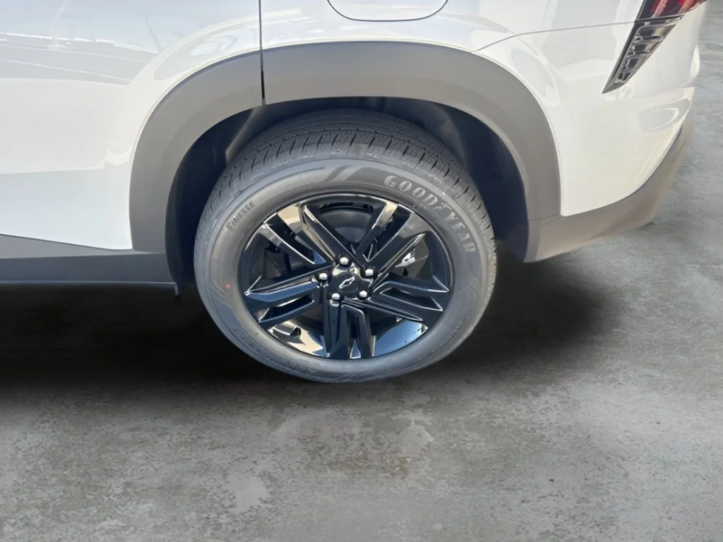 New 2026 Summit White Chevrolet ACTIV image 27
