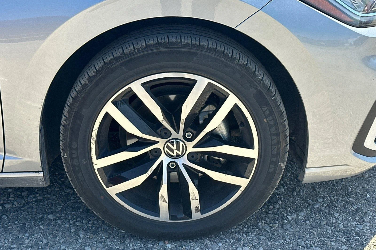 Used 2025 Pyrite Silver Metallic Volkswagen SE image 4