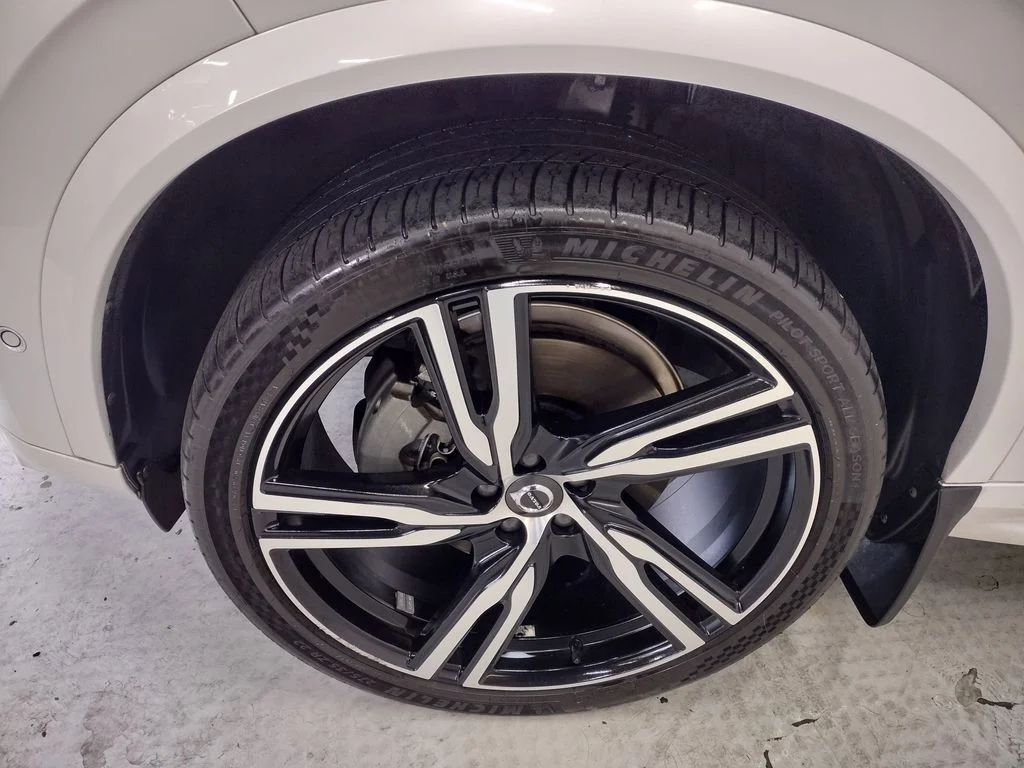 Used 2019 White Volvo T6 R-Design image 5