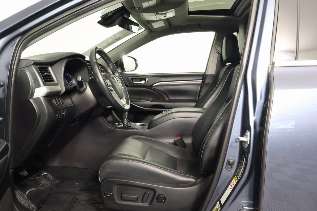 Used 2019 Shoreline Mist Toyota Limited image 10
