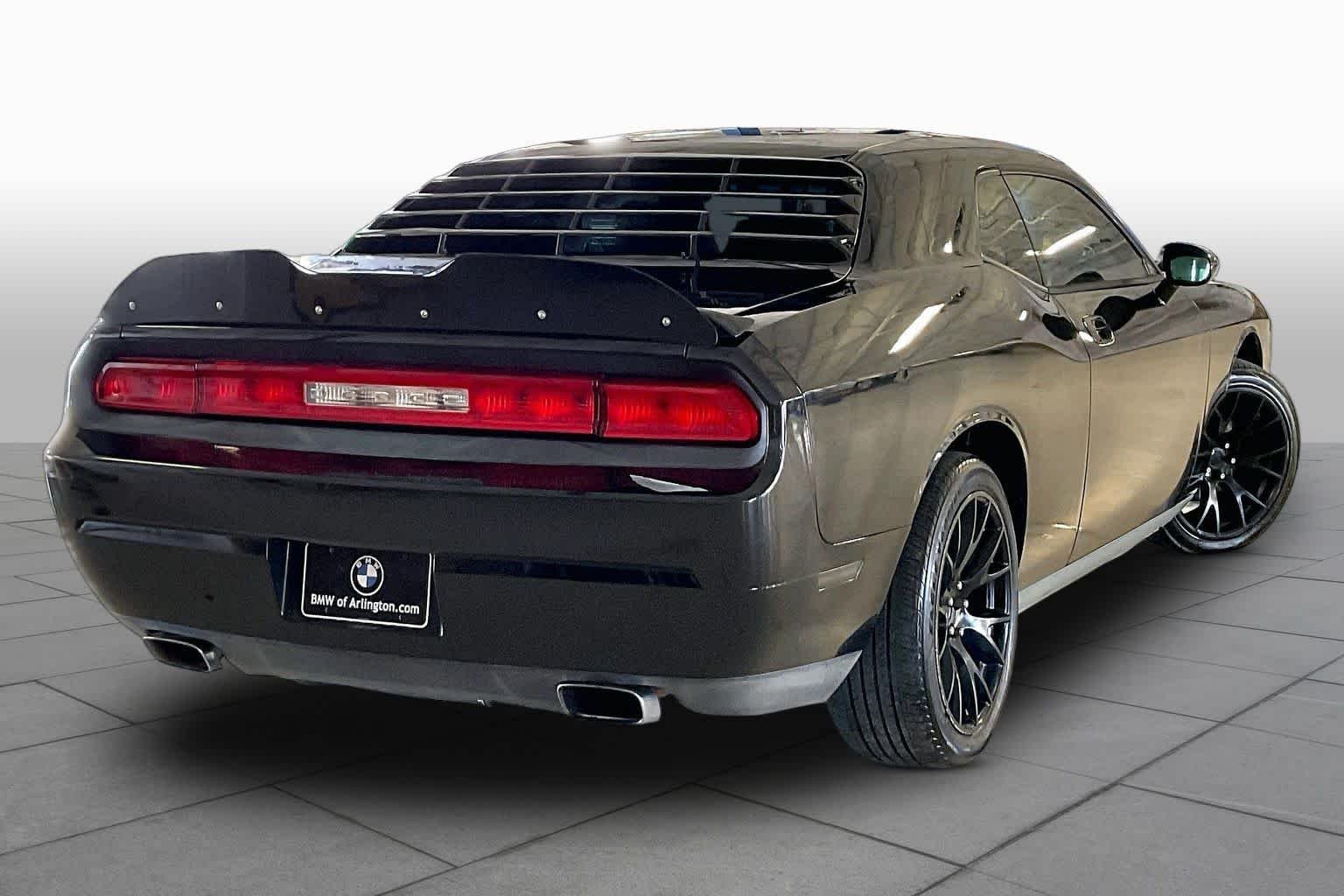Used 2009 Brilliant Black Pearl Dodge R/T image 12