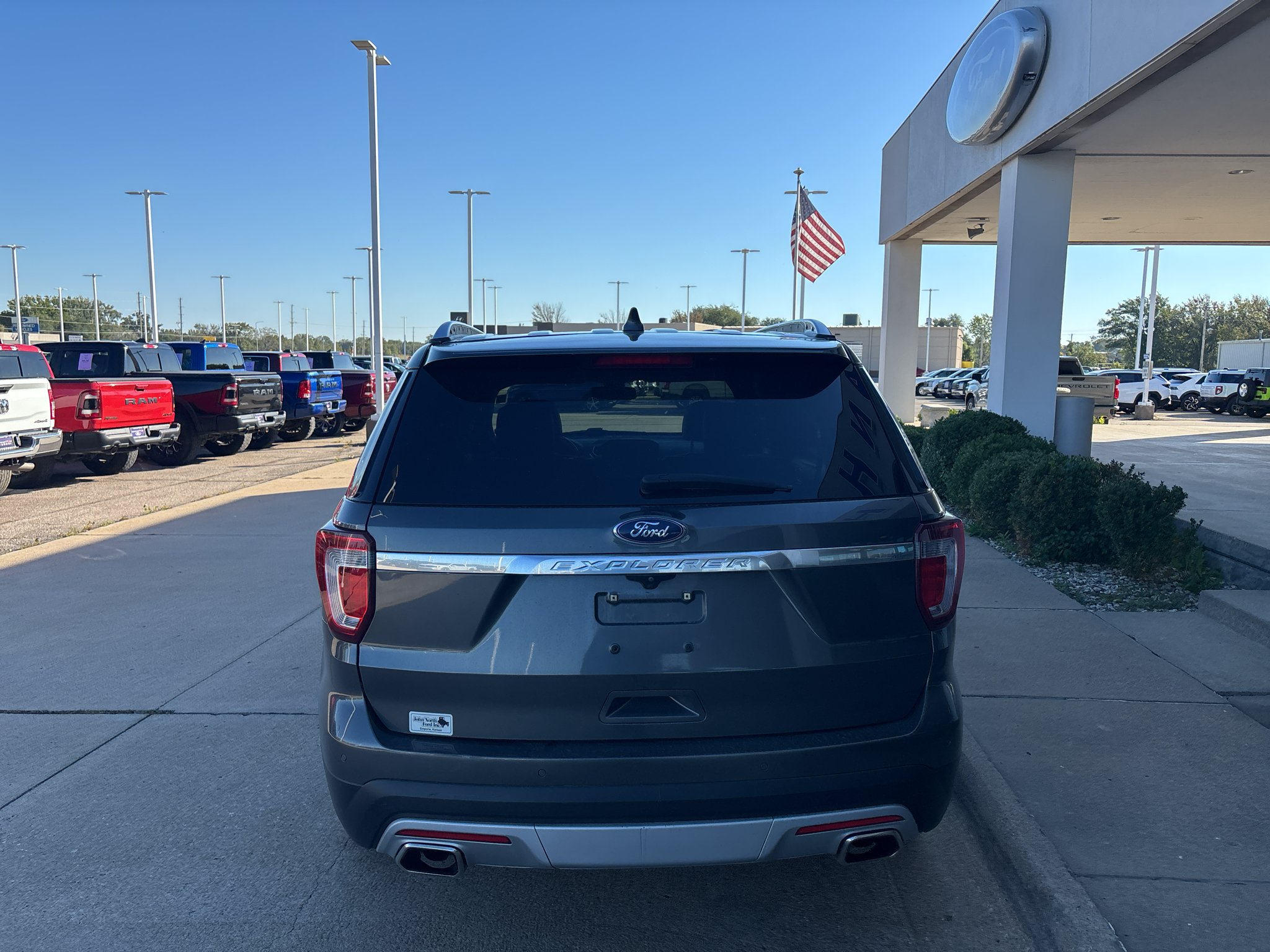 Used 2017 Magnetic Metallic Ford Platinum image 9
