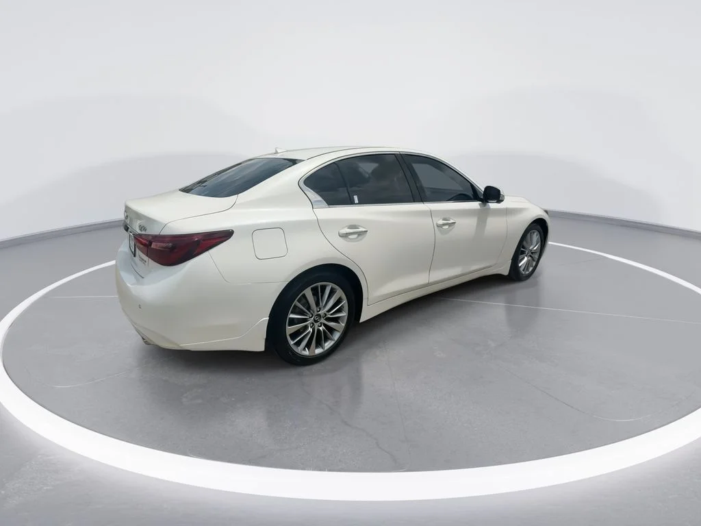 Used 2023 White INFINITI LUXE image 8