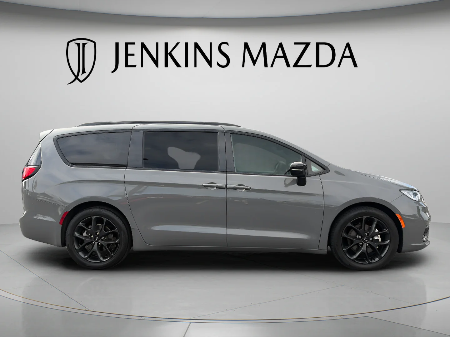 Used 2025 Ceramic Gray Clearcoat Chrysler Limited image 8