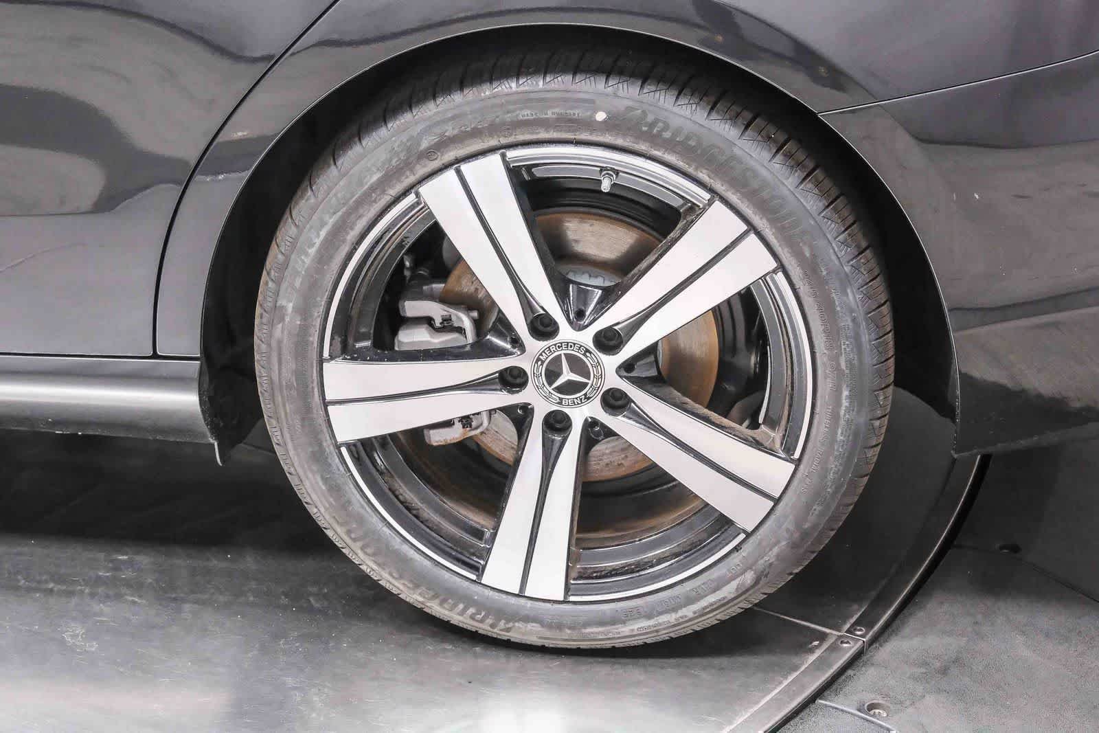 Nuevo Mercedes-Benz C 300 2026 en color gris grafito metalizado, imagen 9