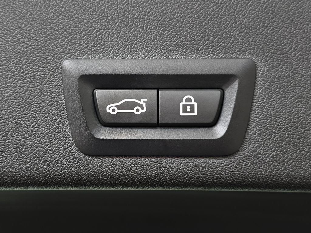 Used 2020 Marina Bay Blue Metallic BMW Competition image 31