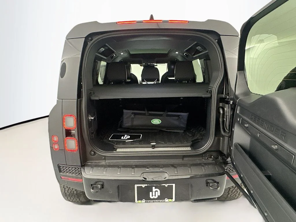 New 2026 Narvik Black Land Rover OCTA Black image 25