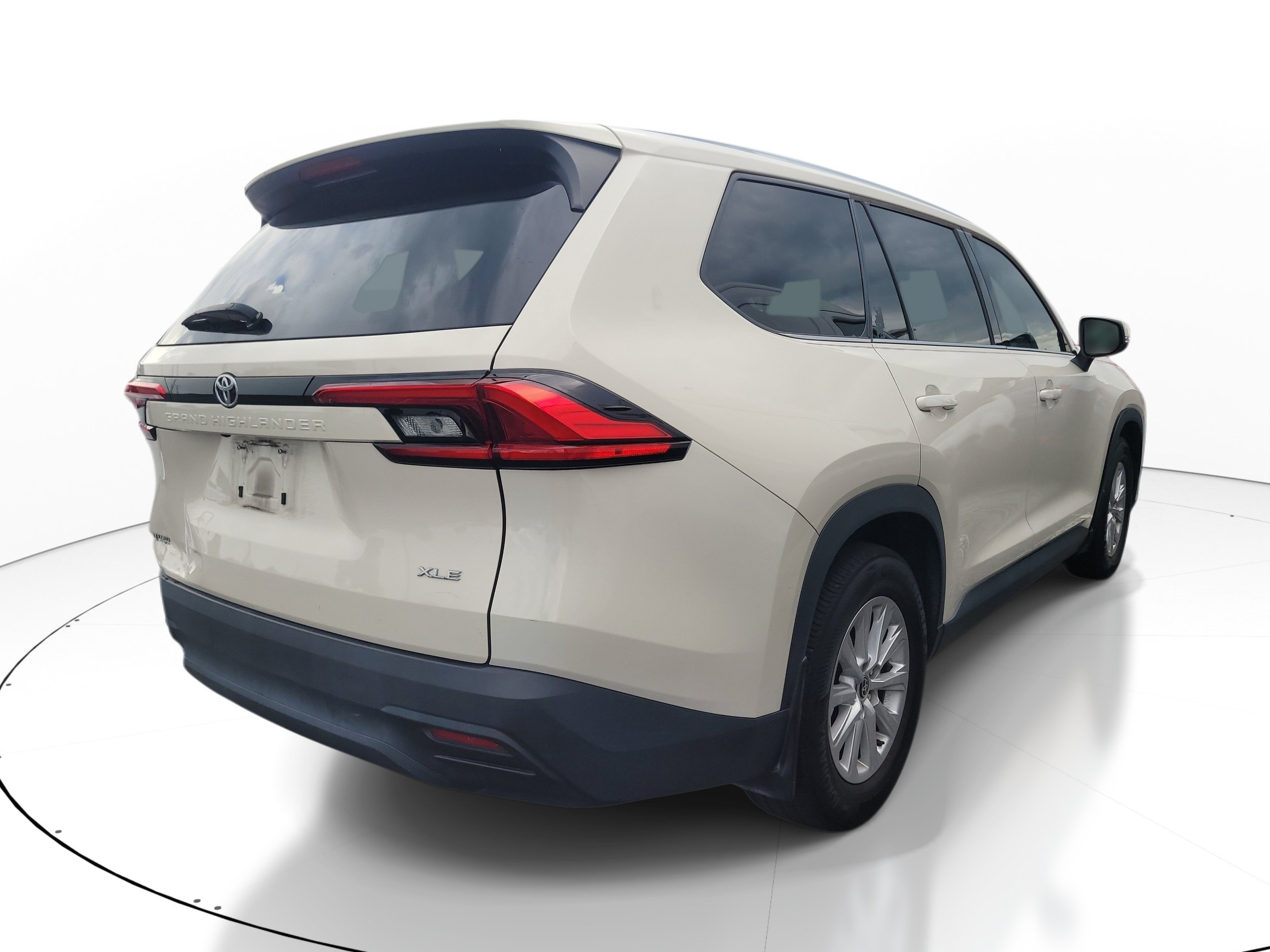 Used 2024 Cream Toyota XLE image 4