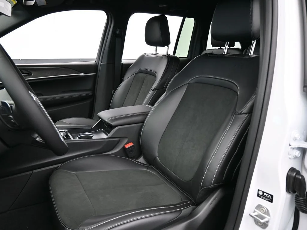 New 2026 Bright White Clear-Coat Exterior Paint Jeep Laredo image 8
